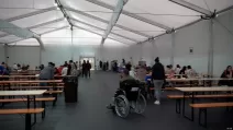 Столовая в центре для беженцев на территории бывшего аэропорта "Тегель" / Фото: DW