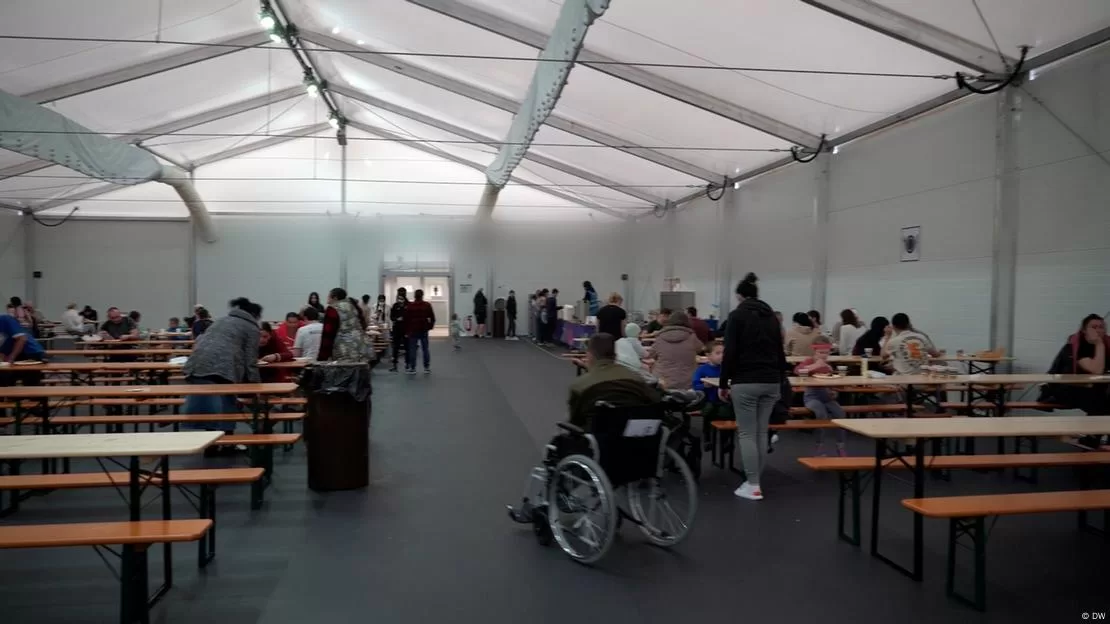 Їдальня в центрі для біженців на території колишнього аеропорту "Тегель" / Фото: DW
