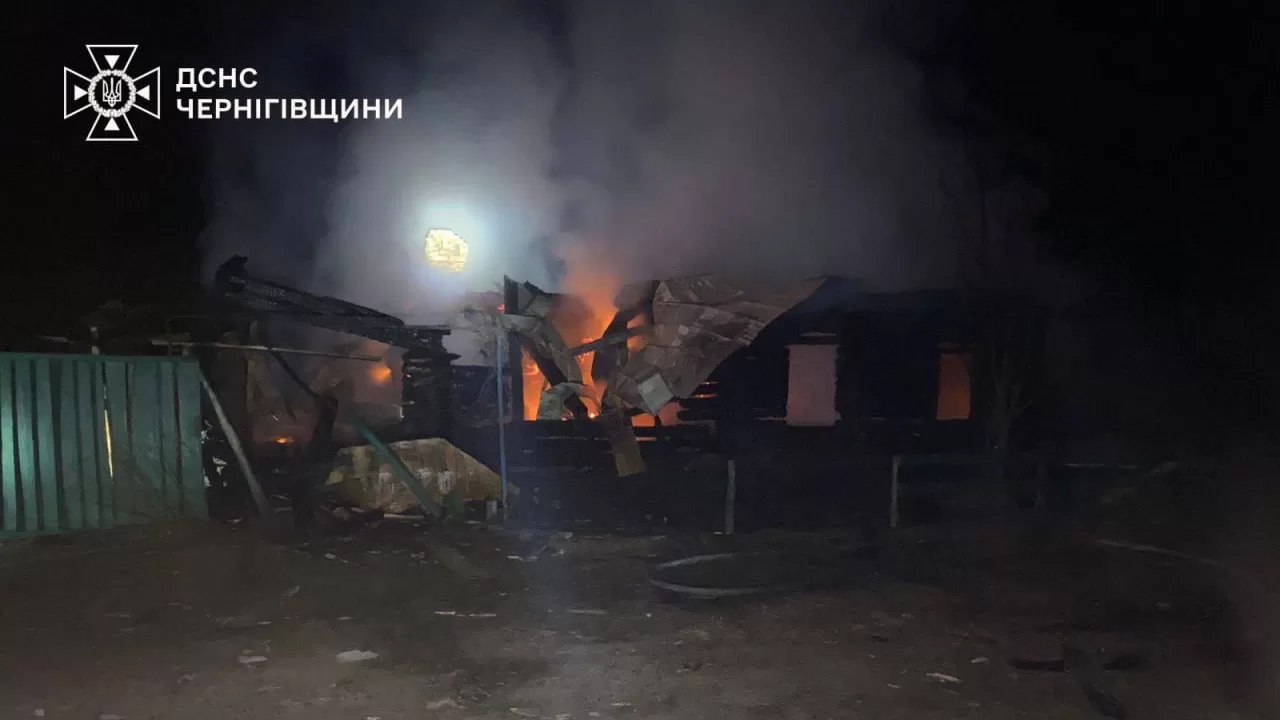 В одному із сіл Корюківської громади після влучання загорівся приватний будинок / Фото ДСНС
