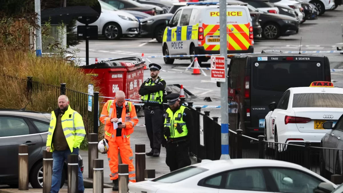 Поліцейські та рятувальники працюють на місці події після інциденту з ножовим пораненням на залізничній станції в Гантінгдоні / Фото Reuters