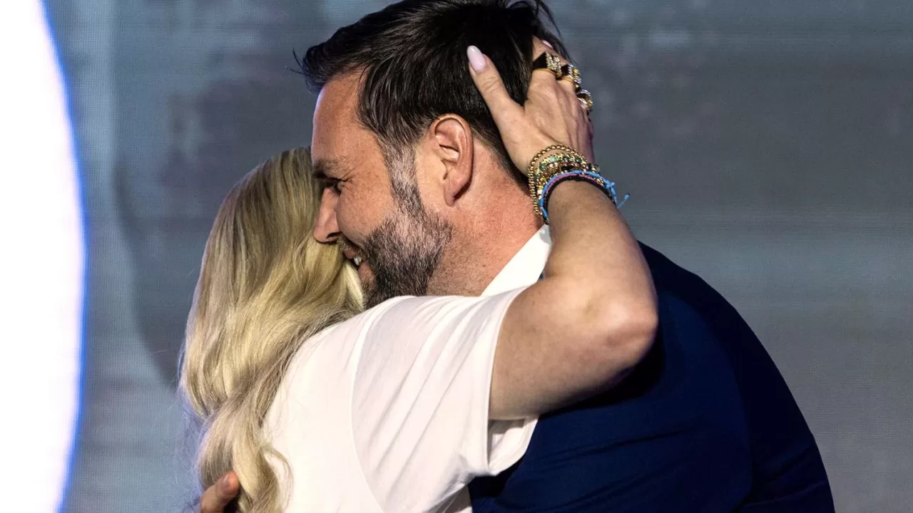 Віцепрезидент поклав руки на стегна Еріки, а вона, здавалося, пропустила пальці крізь його волосся / Фото People