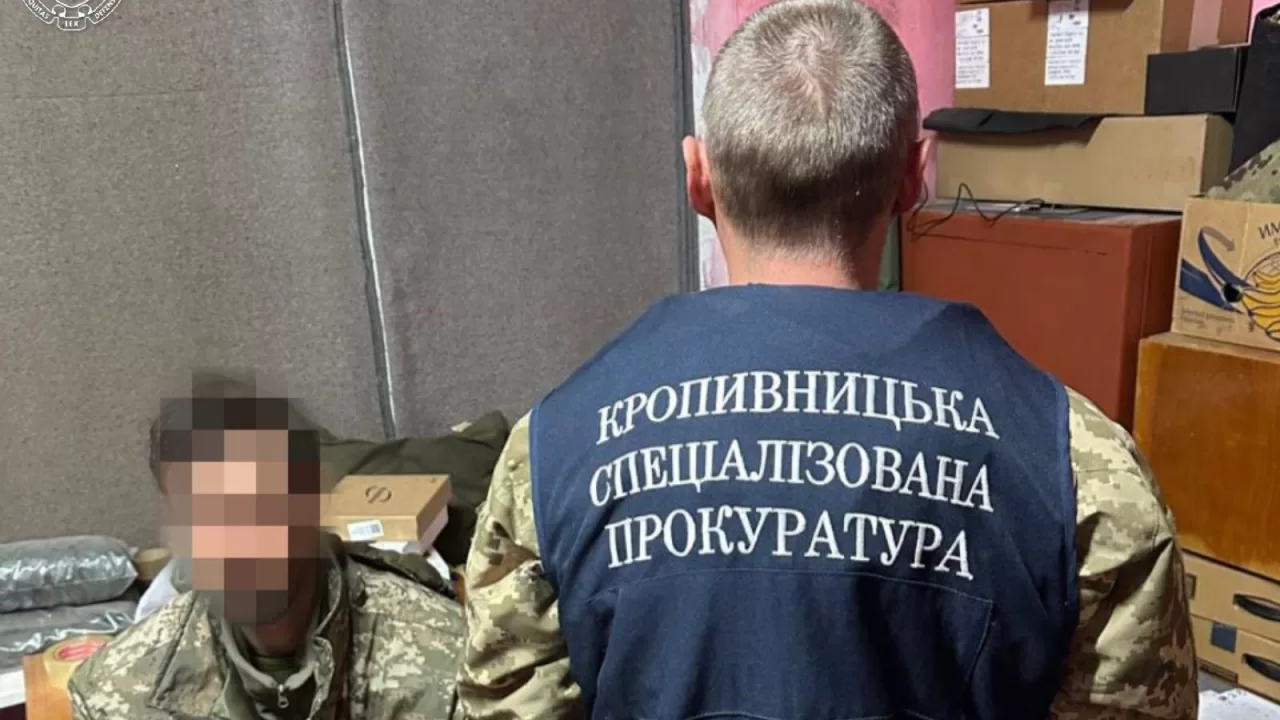 У Кропивницькому військовий намагався уникнути служби за 4000 доларів / Фото: Спеціалізована прокуратура у сфері оборони Південного регіону