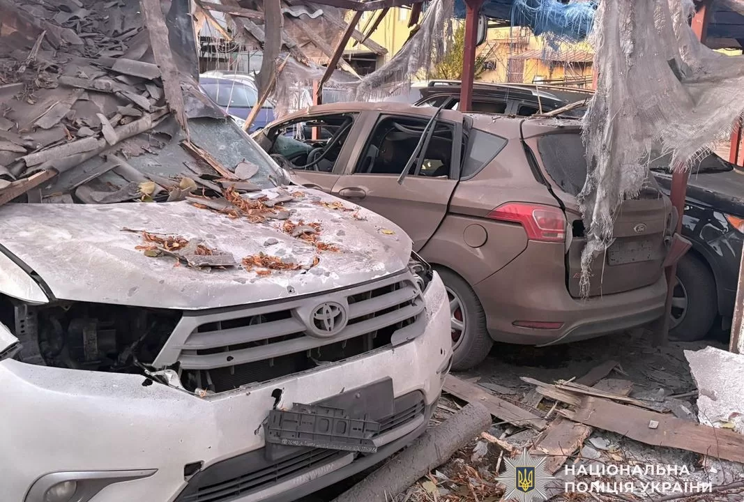 Пошкоджені внаслідок обстрілів автівки / Фото: ГУНП в Дніпропетровській області
