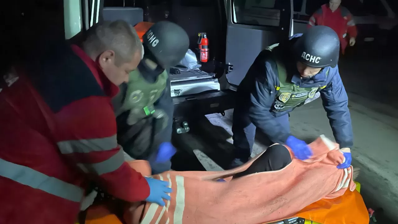 Надання допомоги постраждалим внаслідок обстрілів на Дніпропетровщині / Фото: Владислав Гайваненко