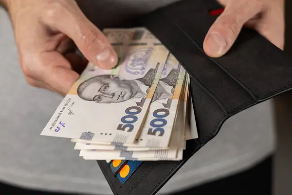 Чоловік тримає гроші / Фото ілюстративне: depositphotos