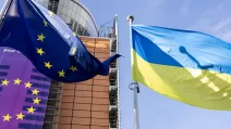 Прапори ЄС та України перед будівлею Європарламенту у Брюсселі / Фото: EU