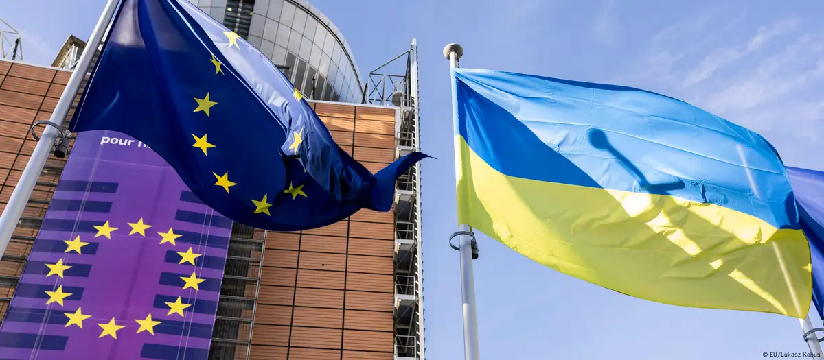 Прапори ЄС та України перед будівлею Європарламенту у Брюсселі / Фото: EU