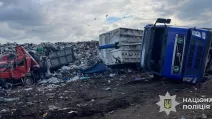 Вантажівки після ДТП на сміттєзвалищі / Фото: Поліція Львівщини