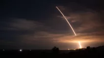 Невооруженная межконтинентальная баллистическая ракета Minuteman III запускается во время оперативных испытаний в 01:35 по тихоокеанскому времени 5 ноября 2025 года на базе ВВС Ванденберг в Калифорнии / Фото базы Космических сил США Ванденберг