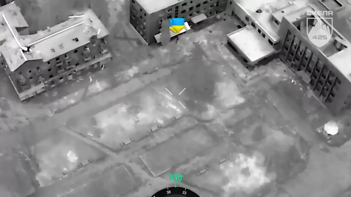 Будівля міськради у Покровську, на якій сьогодні знов з’явився прапор України / Скріншот відео