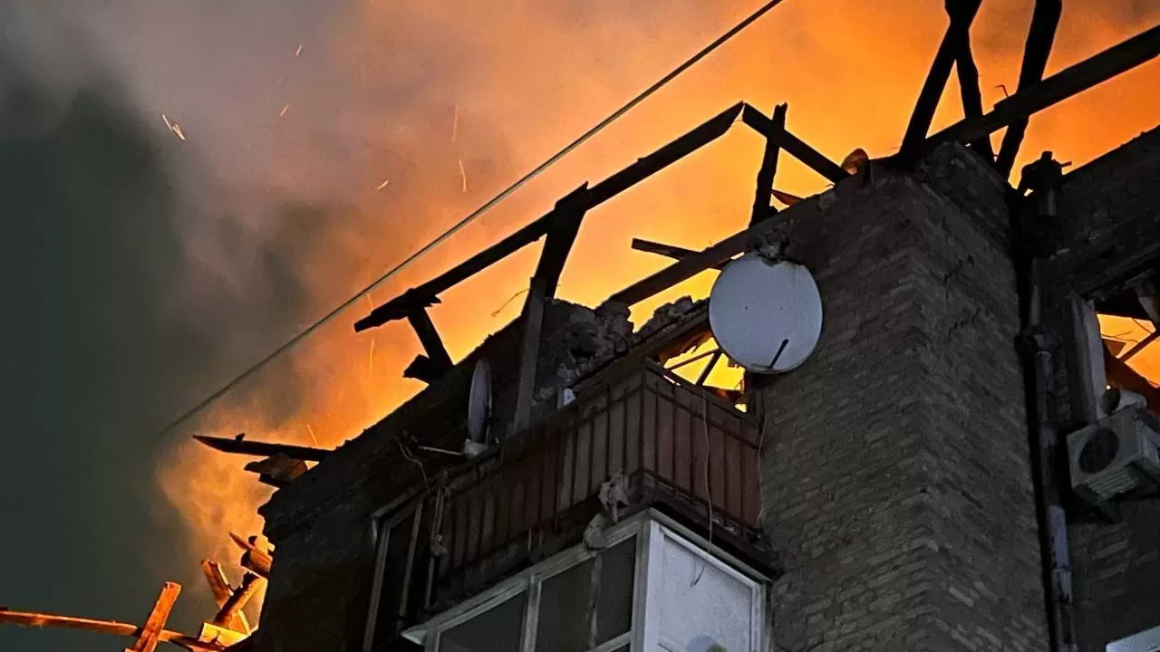 Пожежа в будинку після атаки БпЛА / Фото: t.me/dnipropetrovskaODA