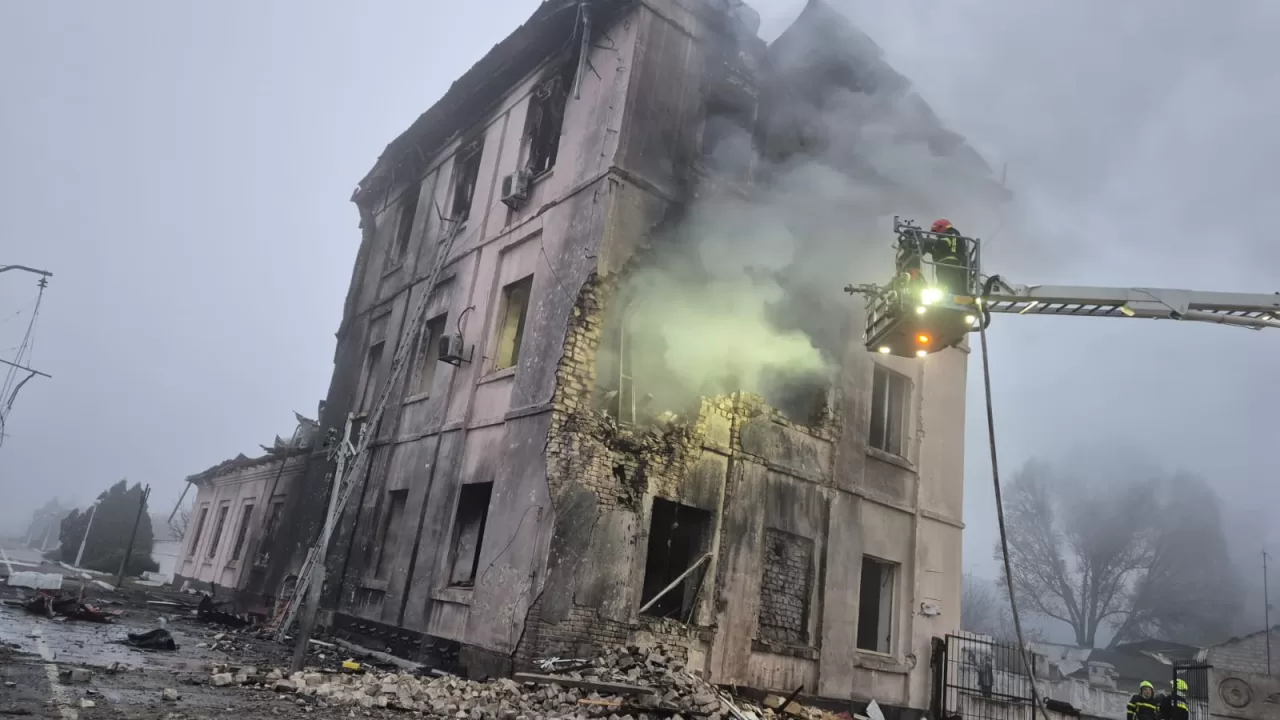 Пошкоджена будівля на станції Запоріжжя-Кам'янське / Фото: facebook.com/oleksandr.pertsovskyi