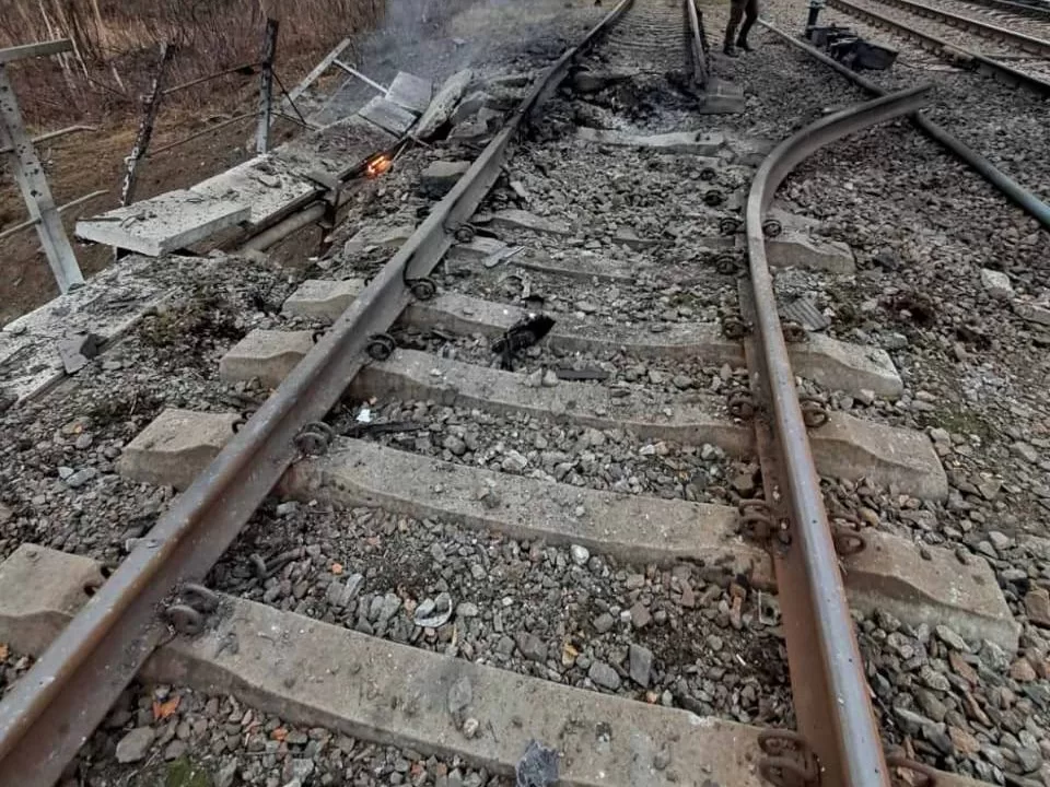 Пошкоджені рейки залізниці / Фото: t.me/OleksiiKuleba