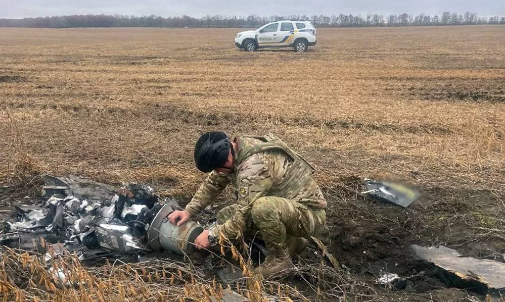 Вибухотехнік з бойовою частиною крилатої ракети / Фото: МВС