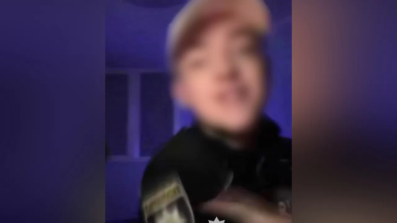 Перевдягнений у поліцейського "співак" у Києві / Скриншот