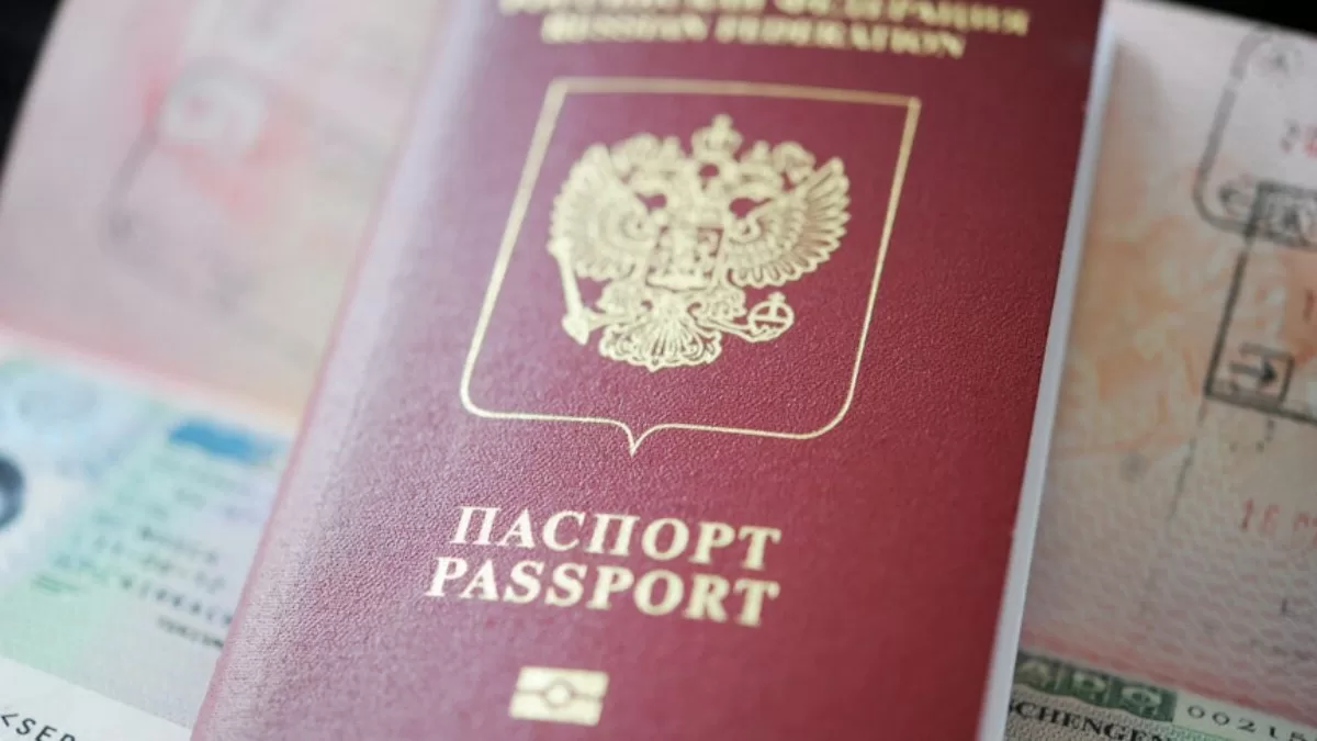 Обложка российского паспорта / Фото БелТА