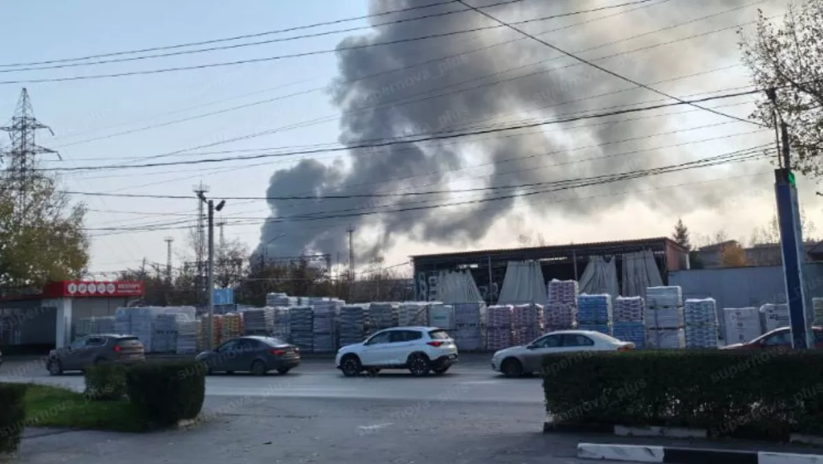Місцеві жителі кажуть, що пожежа виникла в районі колишнього заводу ТОВ «Таганрозький автомобільний завод» / Фото з соцмереж
