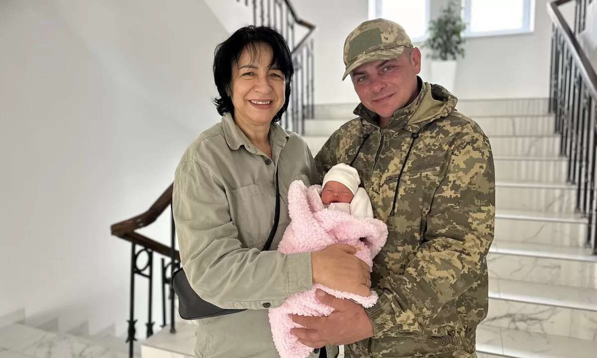 Подружжя з новонародженою / Фото: Львівська міська рада