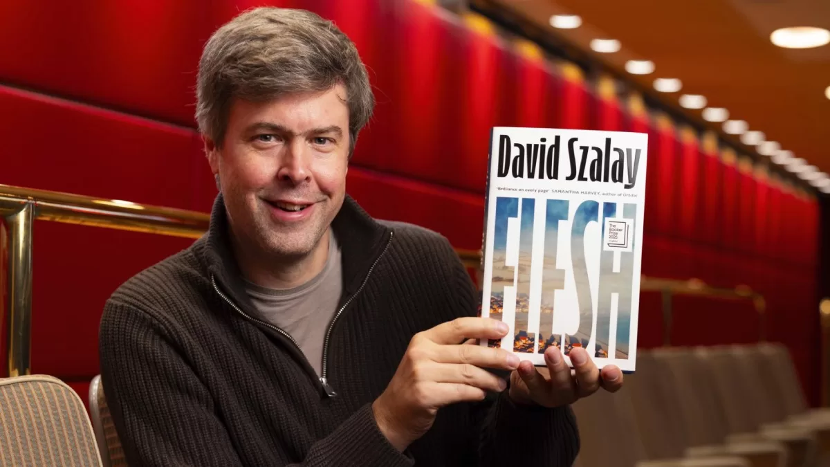 Девід Солой зі своїм романом, що отримав премію Букера / Фото Shutterstock