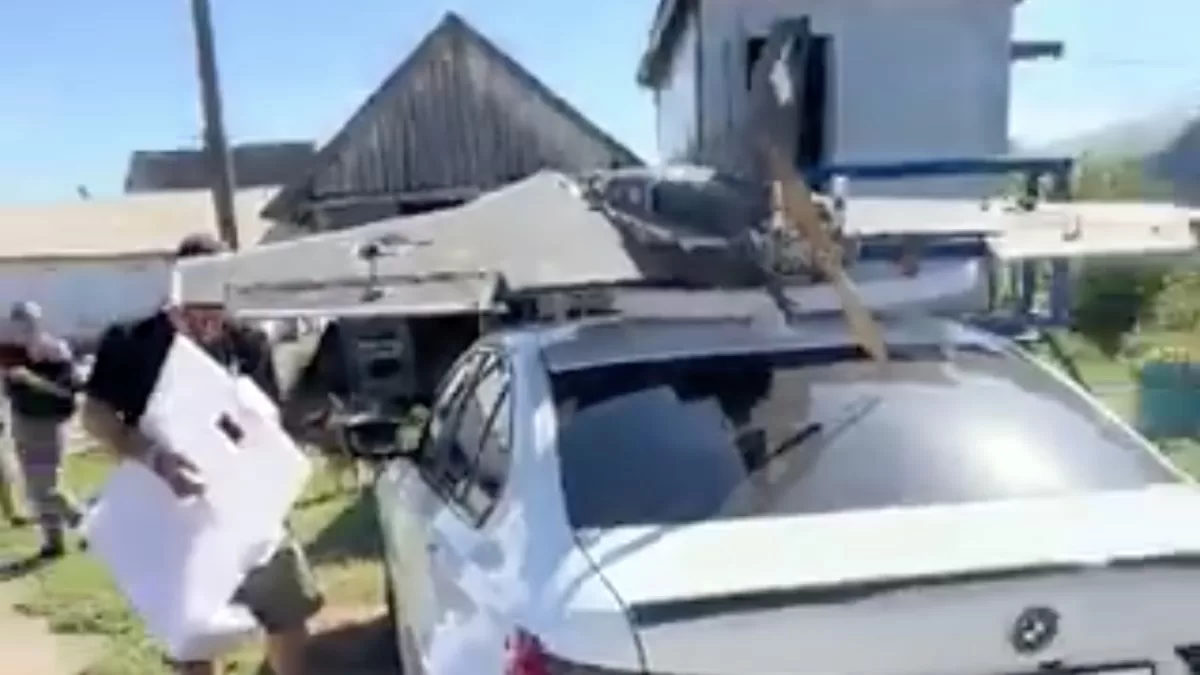 Російський БПЛА-приманка «Гербера» на даху BMW / Скріншот відео