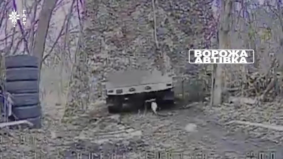 Бійці зазначають, що росіяни ховають автомобілі під сітками, однак дронам вдається їх знаходити і знищувати / Скріншот відео