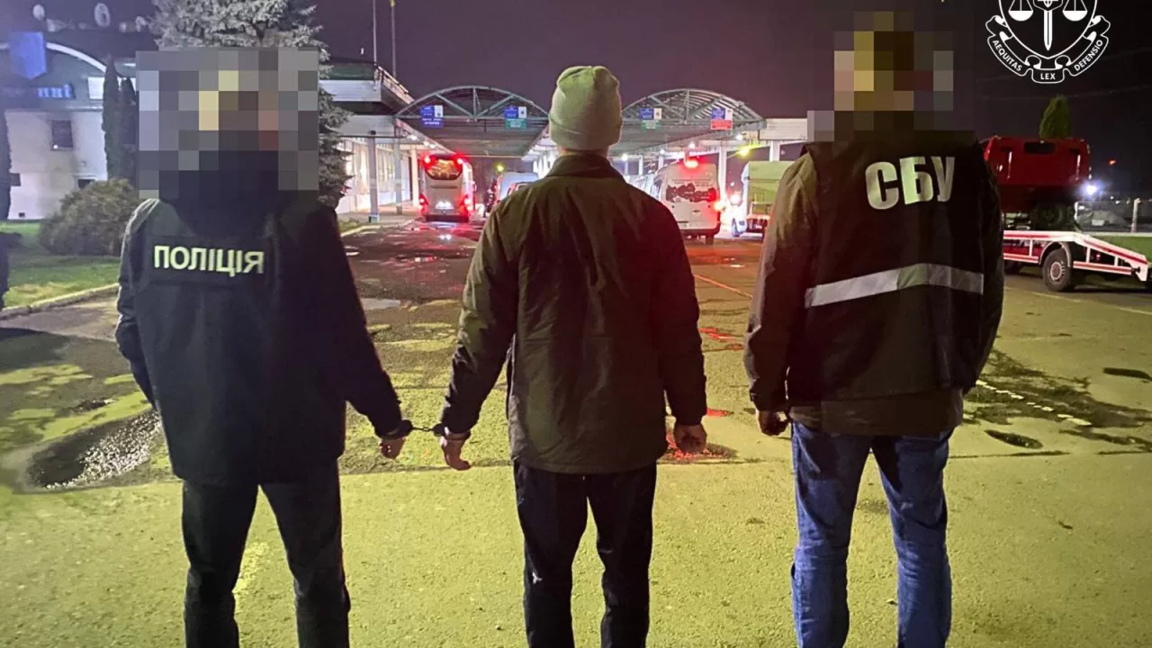 Під час огляду у чоловіка було виявлено паспорт рф і встановлено, що він має дійсний контракт з Міністерством оборони країни-агресора / Фото Офіс Генпрокурора