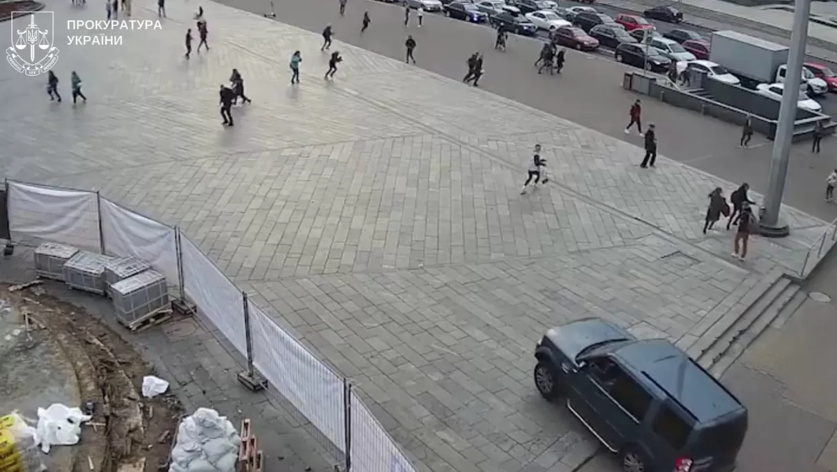 Некерований Land Rover на Майдані Незалежності / Скриншот