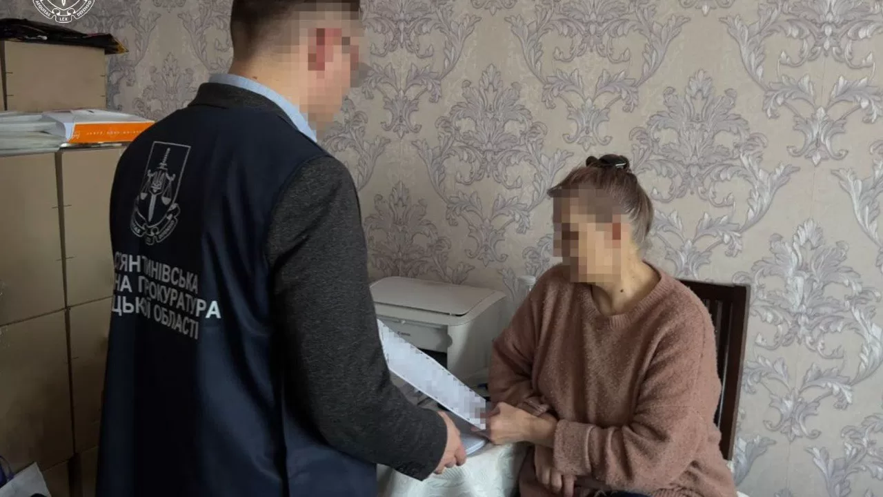 Оголошення підозри матері померлої / Фото: Донецька обласна прокуратура