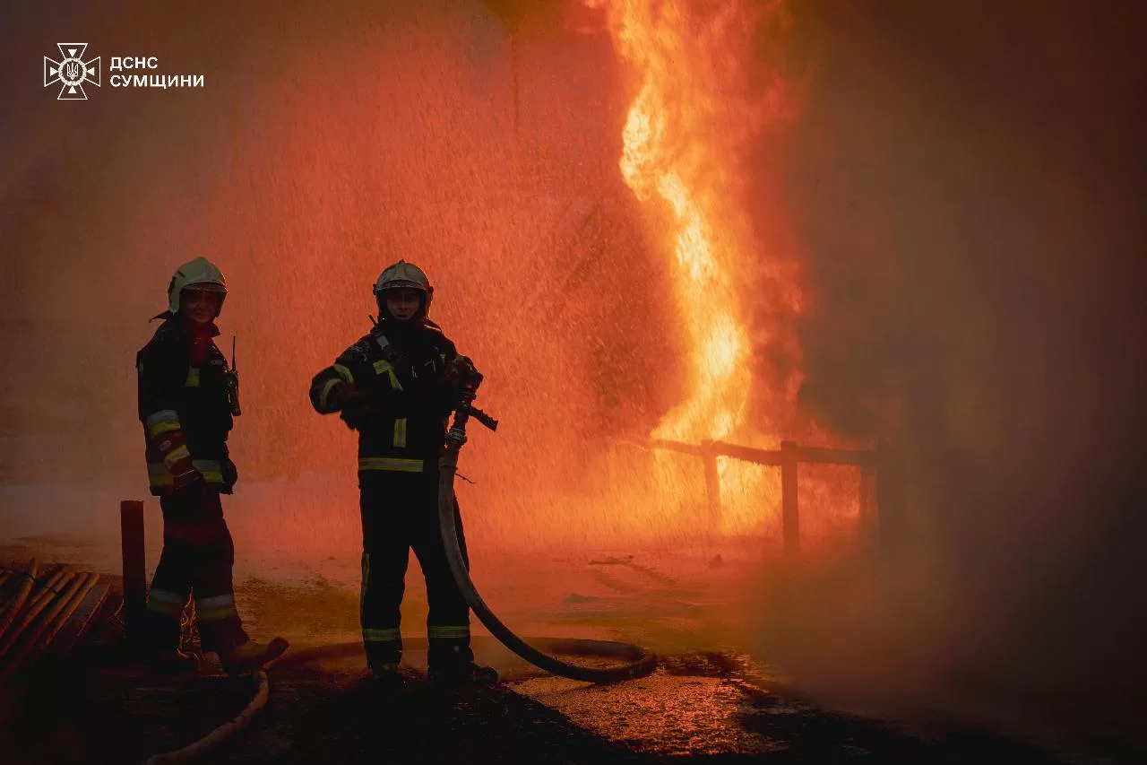 У Сумах ліквідували масштабну пожежу на підприємстві після атаки РФ
