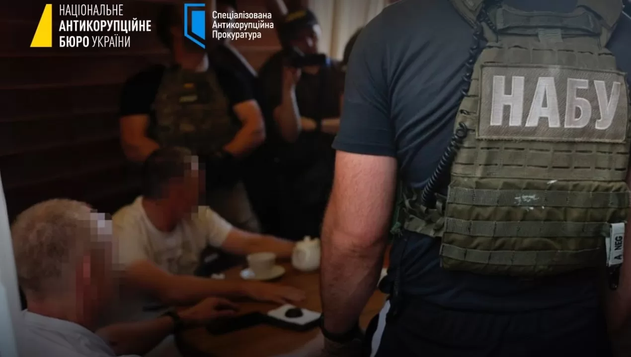 Фігурантів оборудки затримали "на гарячому" під час передачі грошей / Фото: НАБУ