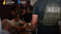 Фігурантів оборудки затримали "на гарячому" під час передачі грошей / Фото: НАБУ