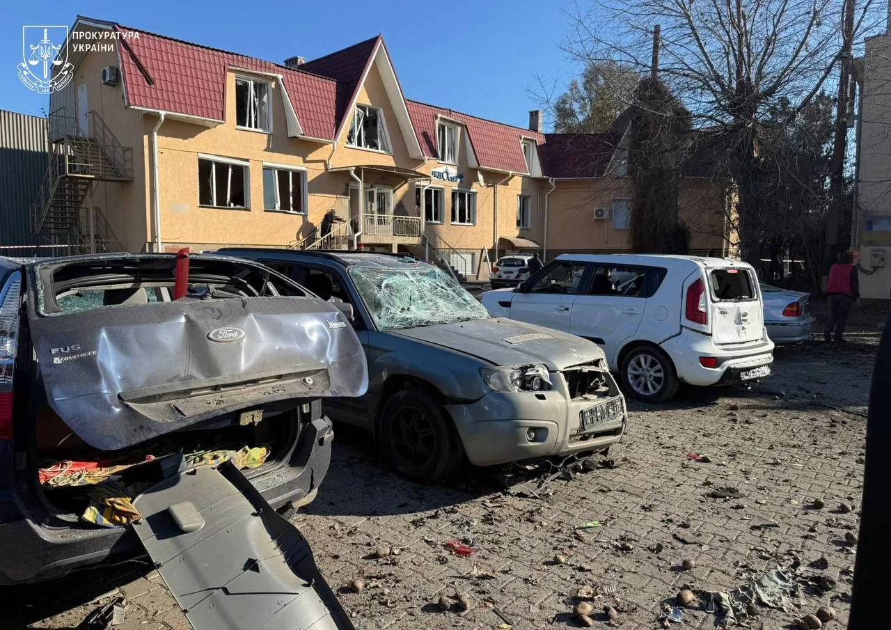 Удар по ринку у Чорноморську: двоє людей загинули, серед десятьох травмованих — дитина