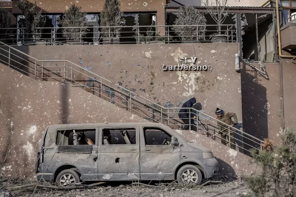 Пошкодження біля посольства Азербайджану у Києві / Фото: Reuters