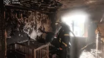 Київський рятувальник на місці пожежі у власній квартирі / Фото: ДСНС