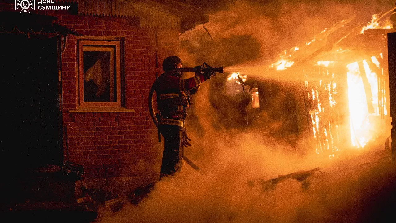 Рятувальники загасили масштабну пожежу в житловому секторі на Сумщині / Фото: ДСНС