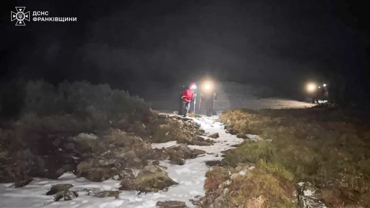 На Говерлі заблукали двоє молодих туристів: рятувальники вчасно їх відшукали