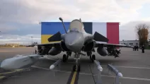 Винищувач Rafale на злітно-посадковій смузі перед прибуттям президента України Володимира Зеленського в понеділок, 17 листопада 2025 року, на авіабазі Віллакубле поблизу Парижа / Фото Reuters