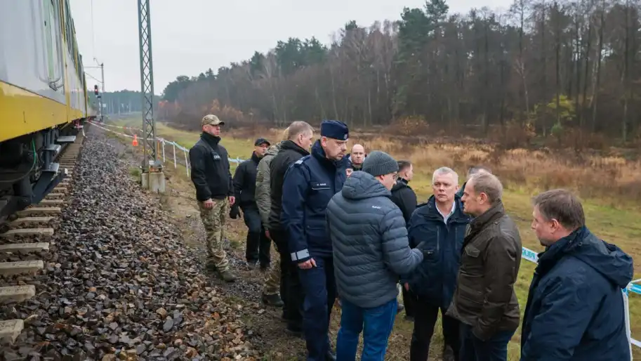Donald Tusk at the scene of a sabotage on a railway in Poland / Photo: x/TomaszSiemoniak