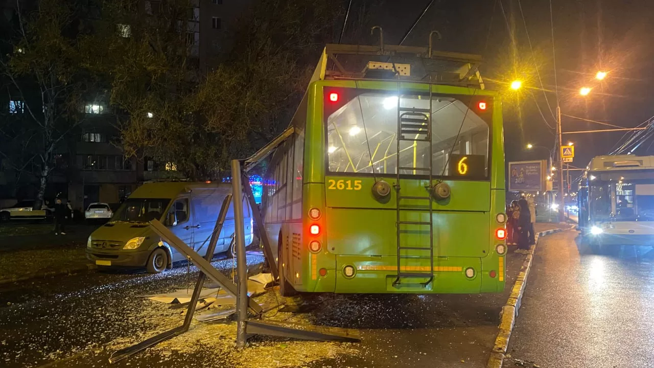 В Харькове троллейбус снес остановку / Фото: Харьковский городской совет