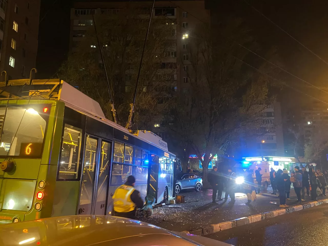 У Харкові тролейбус вилетів з дороги та зніс зупинку