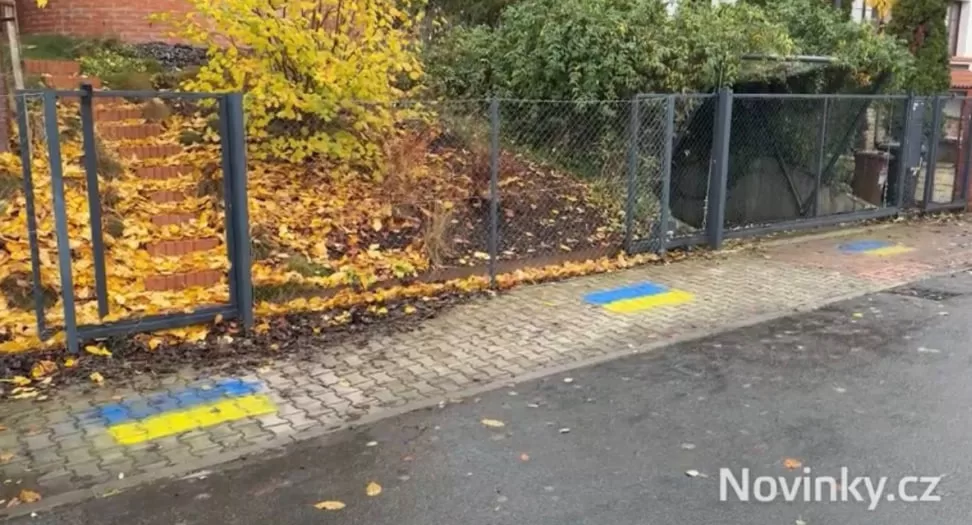 Біля будинку голови Палати депутатів Чехії, який зняв жовто-синій стяг з парламенту, з’явилися українські прапори