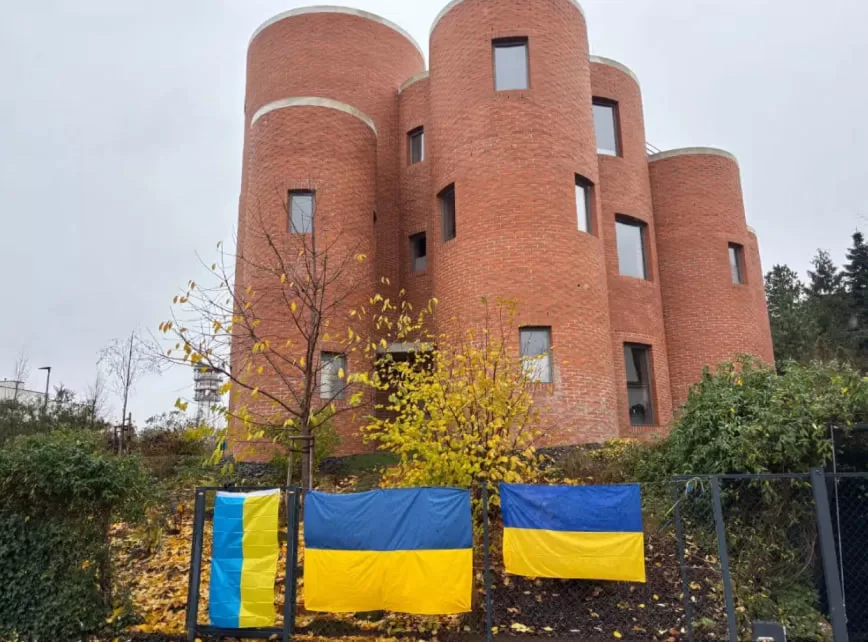 Українські прапори біля будинку Томіо Окамури / Фото: novinky.cz 