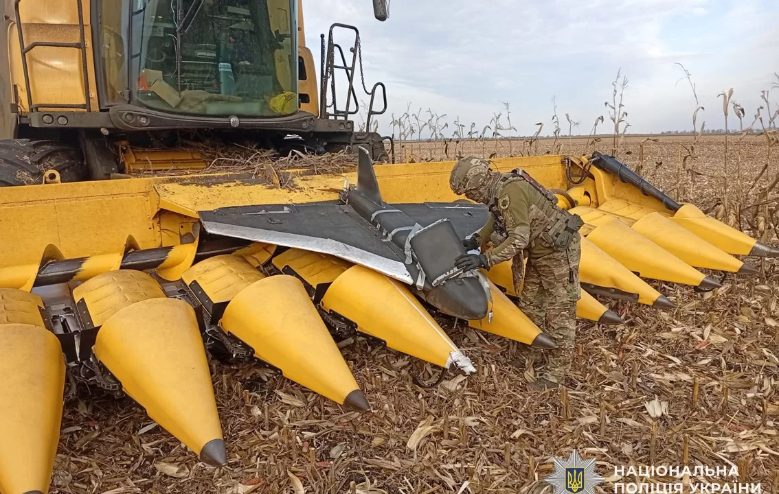 Російських БпЛА впав на комбайн під час збору врожію / Фото: ГУНП в Чернігівській області
