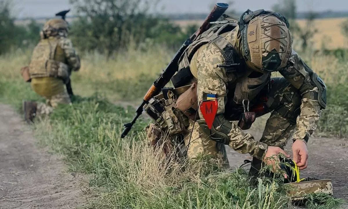 Українські військові мінують дорогу / Фото: Генштаб ЗСУ