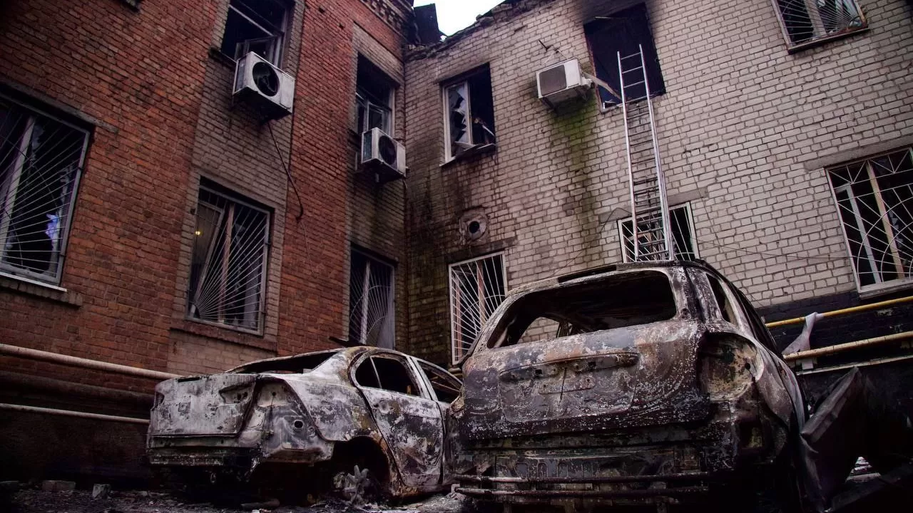 Знищені внаслідок ударів БпЛА автівки  у Дніпрі / Фото: Владислав Гайваненко 