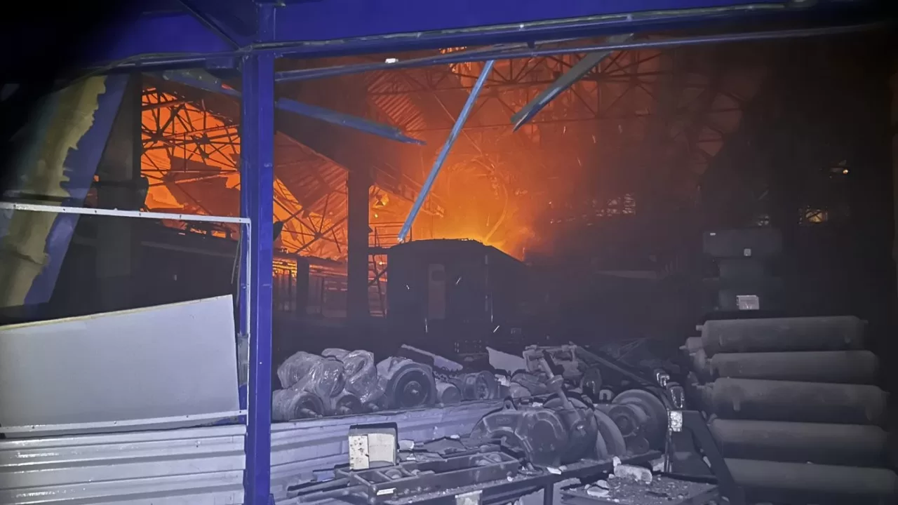 Пошкоджене обстрілами залізничне депо / Фото: Олексій Кулеба
