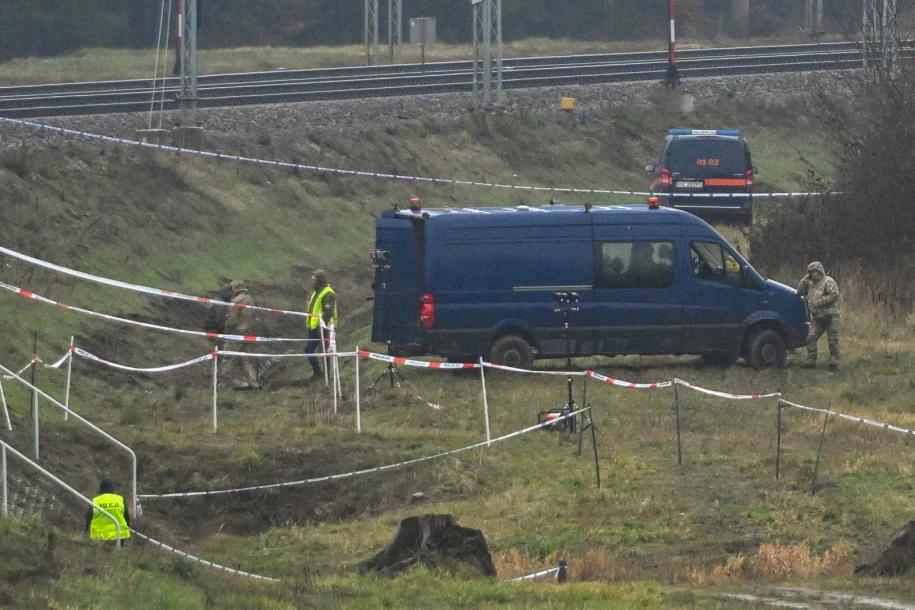 Emergency services are working on the damaged section of track on the Dęblin-Warsaw route near the Mik railway station / Photo: PAP