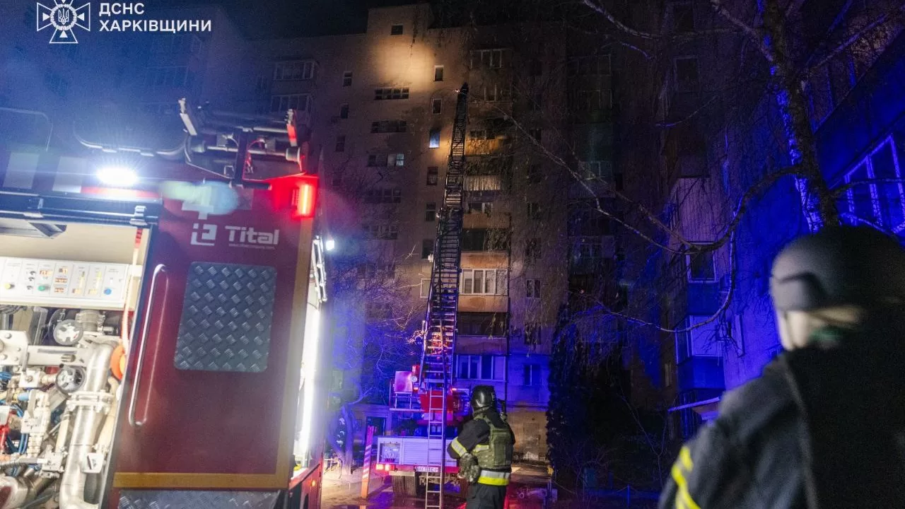 Спасатели на месте пожара в Харькове / Фото: ГСЧС