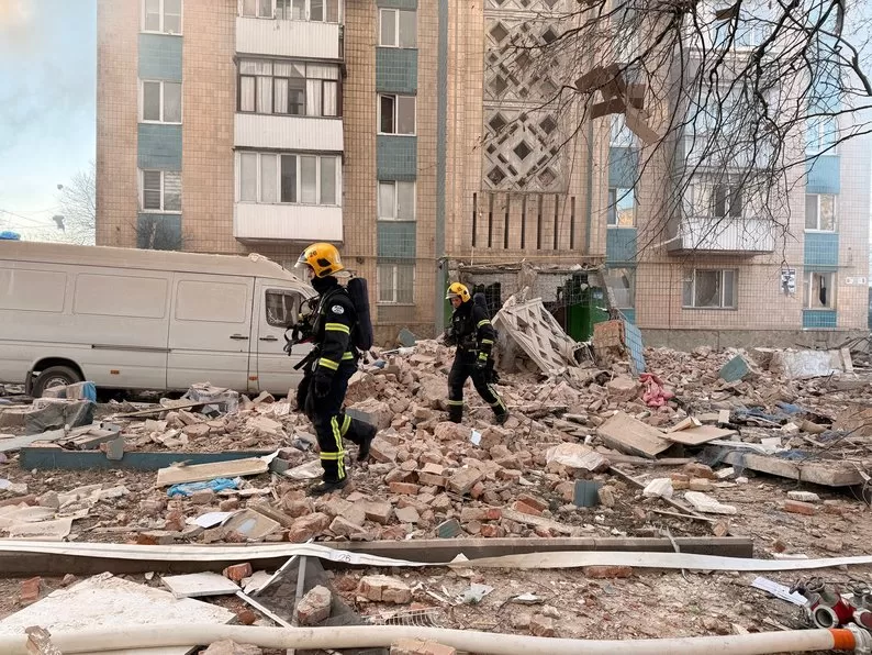 Рятувальники на місці удару по Тернополю /  Фото: Суспільне Тернопіль