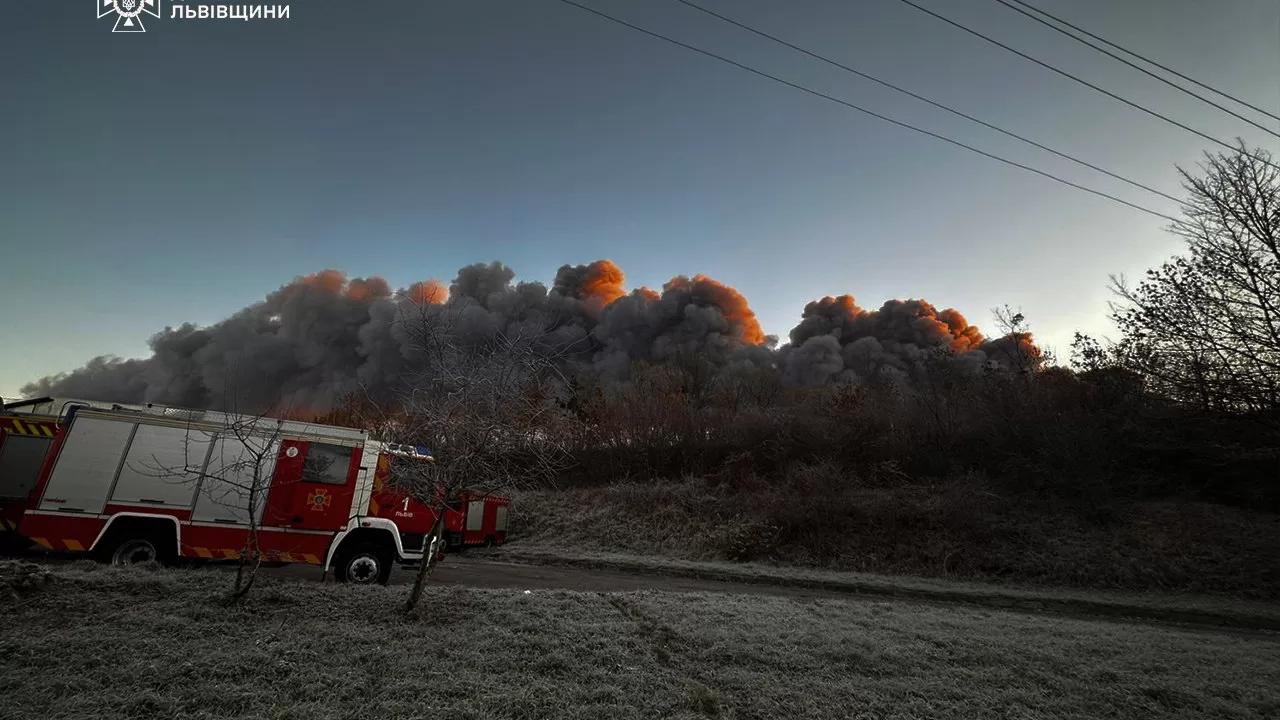 Рятувальники на місці удару по Львову / Фото: ДСНС